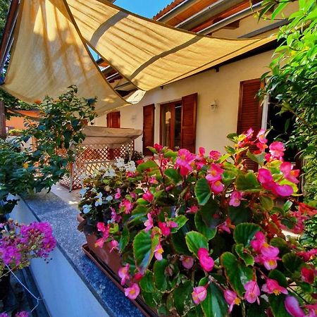 Beb I Portici Bed & Breakfast Чернобио Екстериор снимка