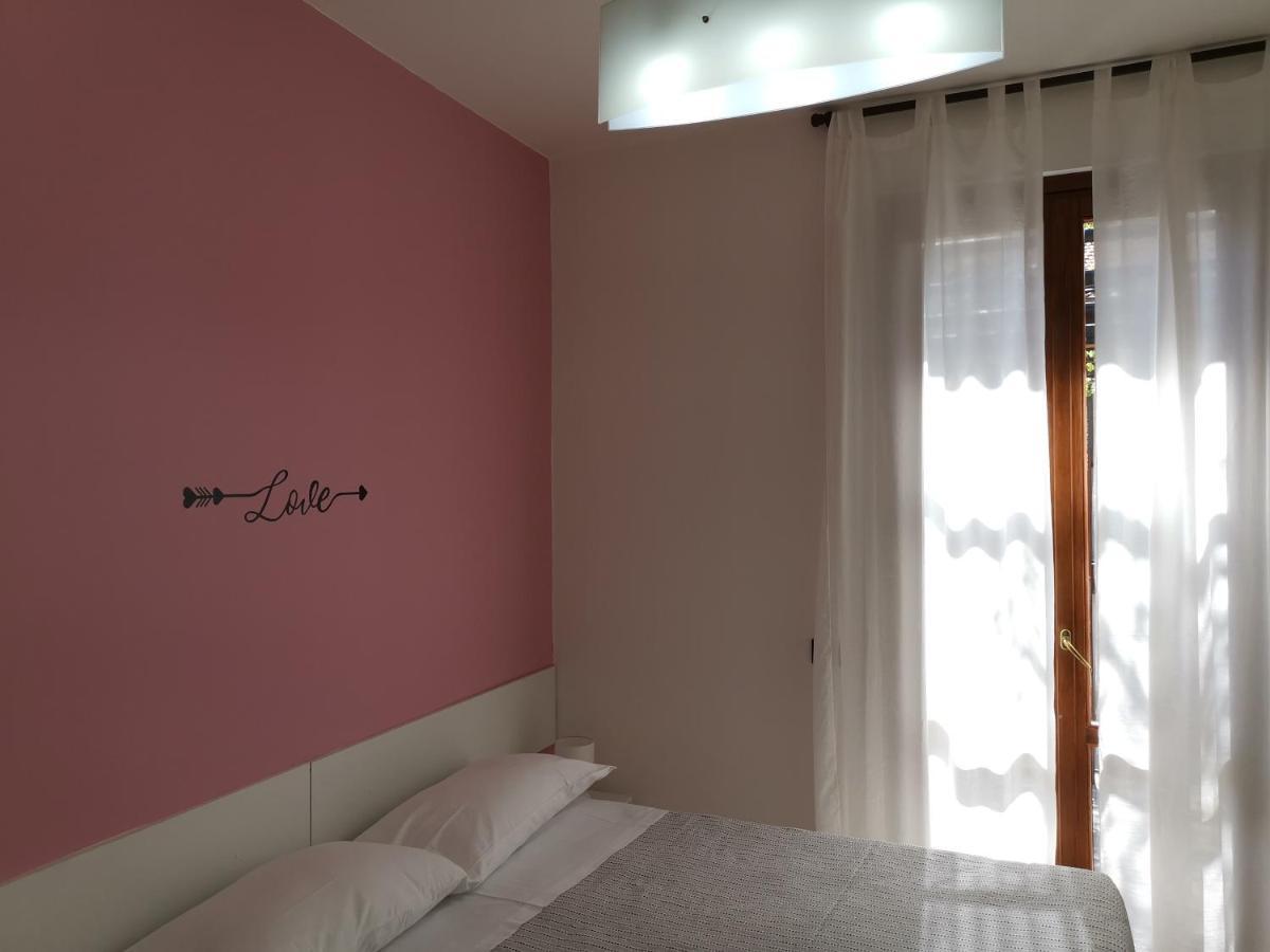 Beb I Portici Bed & Breakfast Чернобио Стая снимка
