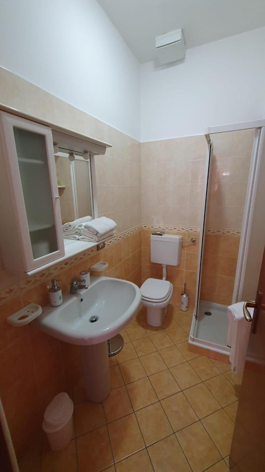 Beb I Portici Bed & Breakfast Чернобио Стая снимка